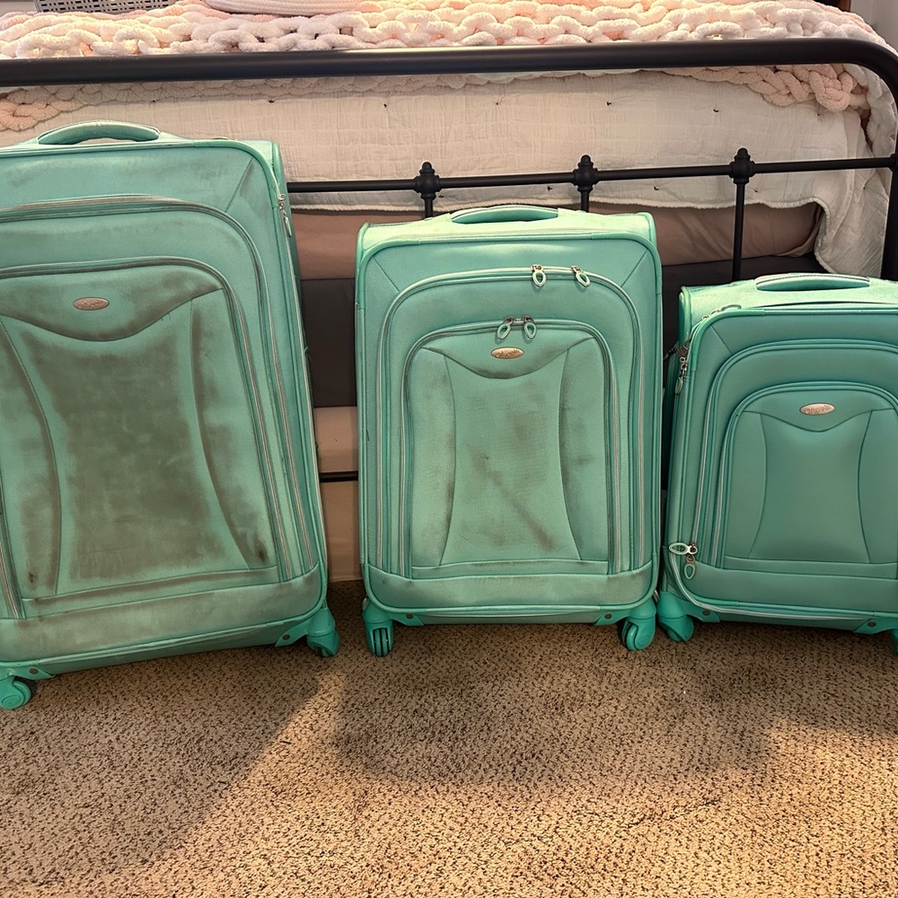 3 piece Olympian 4 wheel luggage set. Carry on bag never used!